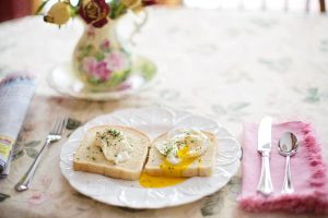 poached-eggs-on-toast-breakfast-healthy-brunch_pexels